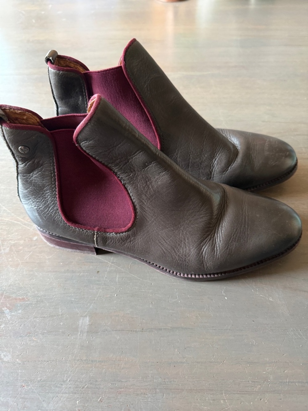 Pikolino gray Leather Chelsea Boots with Burgundy Elastic Panels. Women’s Sz 38